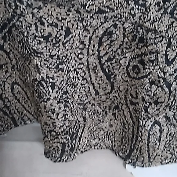 Like New Nicola Small/Medium Tan Black Design Lon Sleeves Top - Picture 4 of 9